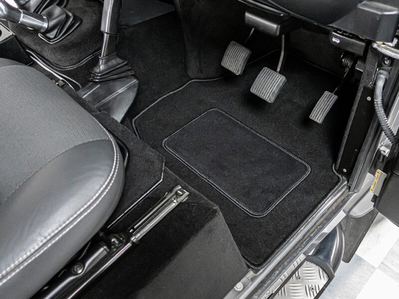 Defender Carpet Kit Front carpet set Black RHD Puma 2.2