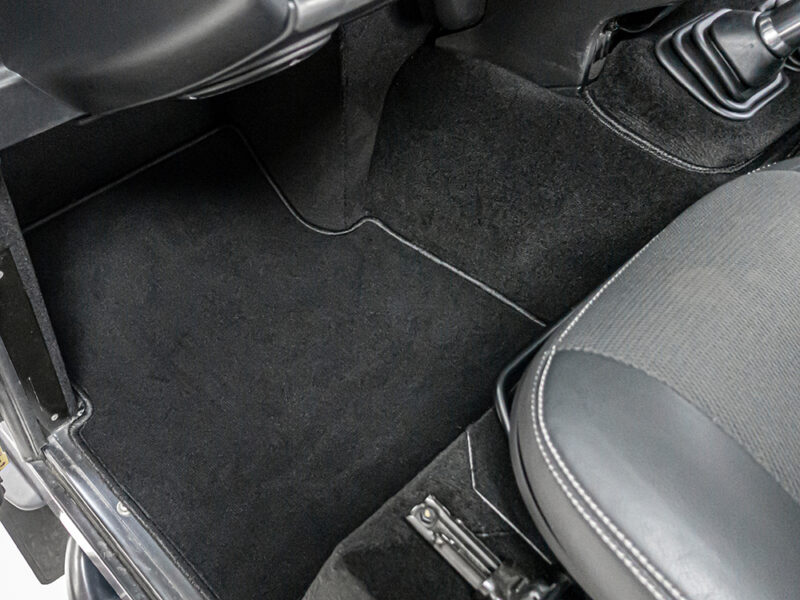 Defender Carpet Kit Front carpet set Black RHD Puma 2.2